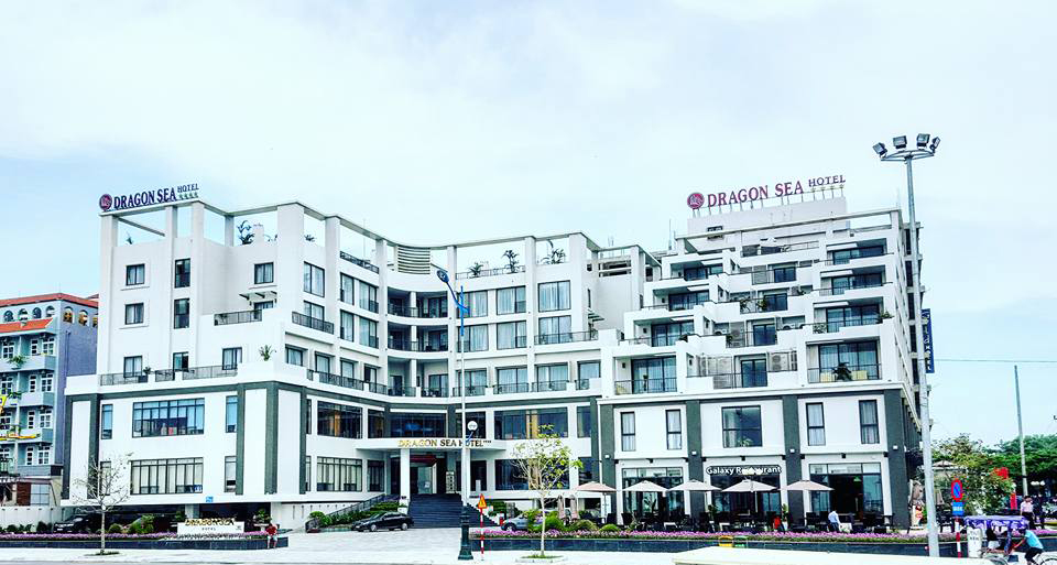 Khách sạn Dragon Sea với hệ thống 100 phòng hướng biển tọa lạc tại trung tâm bãi B của bãi biển Sầm Sơn
